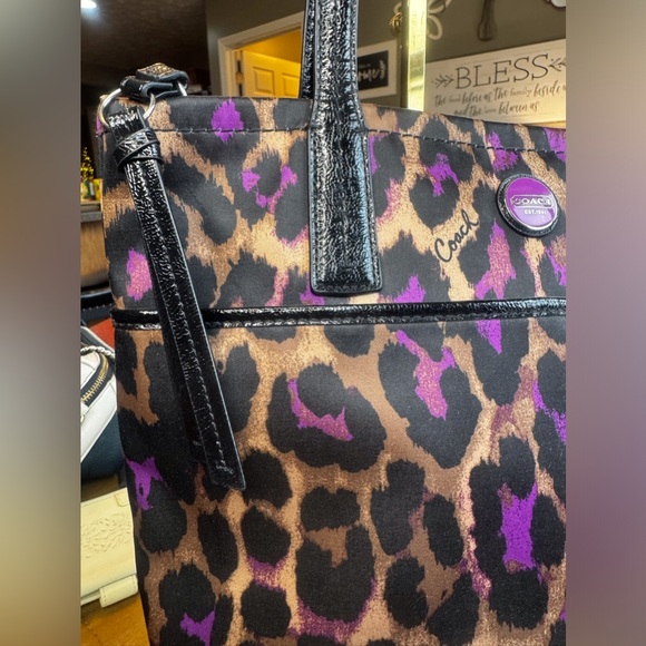COACH CHEETA PURPLE PRINT HANDBAG. USED ONCE OR TWICE. IN PRISTINE CONDITION! - Picture 13 of 15